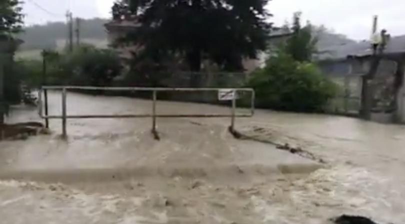 VIDEO - Un fiume di fango invade la statale della Valle Cerrina